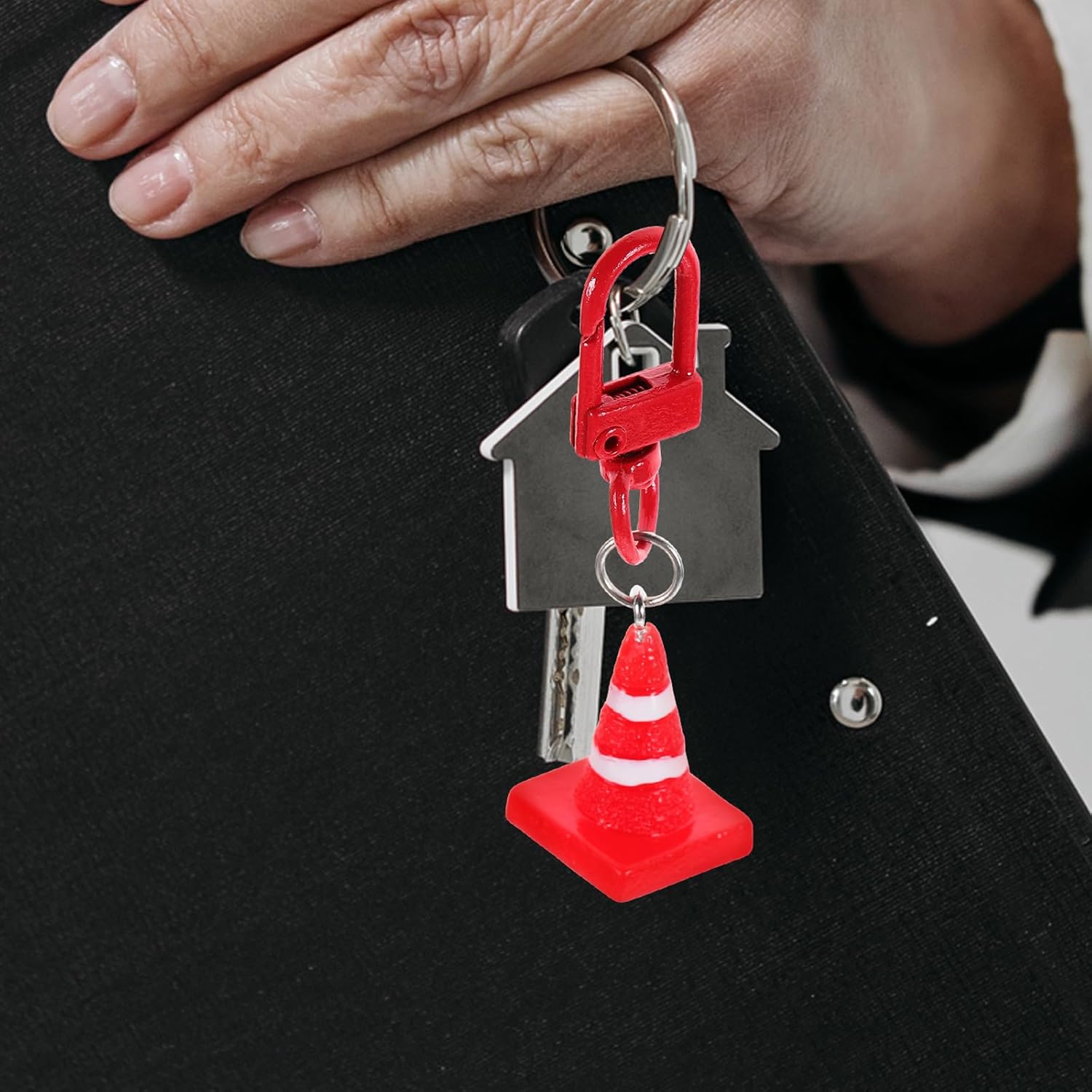 8Pcs Fun Traffic Cone Keychains - Vibrant Design